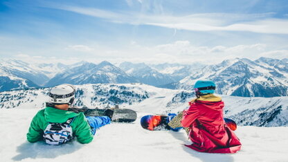 Pause vom Snowboarden - herrlicher Ausblick über die Zillertaler Bergev Pause vom Snowboarden - herrlicher Ausblick über die Zillertaler Bergev